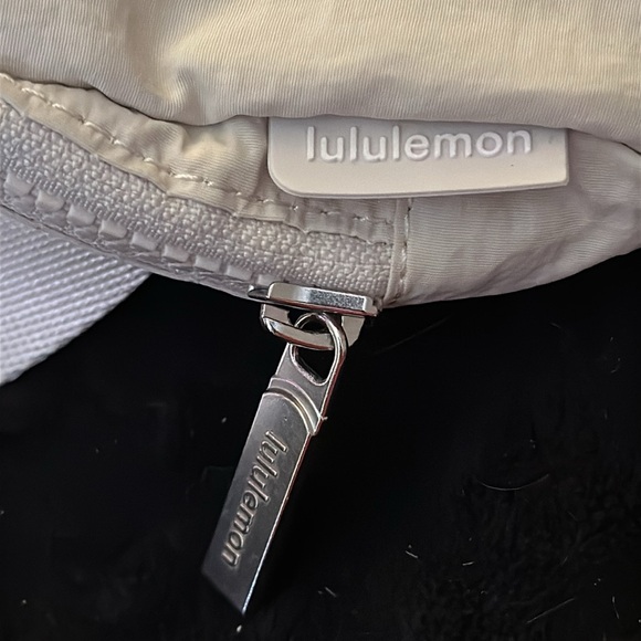 Lululemon Everywhere Belt Bag. White opal. 1L. - Picture 3 of 5